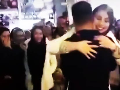 La pareja, durante la petición de mano.