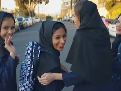 En vídeo, imágenes de niñas bailando 'Gentleman' en sus colegios. Foto, captura del videoclip de Sasy Mankan.