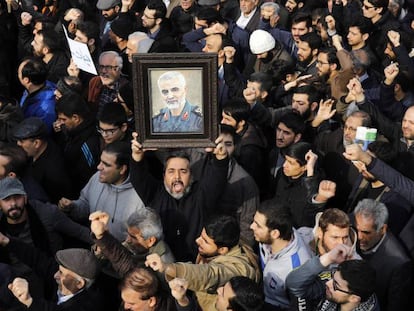 Manifestación en Teherán este viernes para condenar el ataque de EE UU contra el general Soleimani. En vídeo, el general iraní Soleimani muere en un ataque con misiles dirigidos por Estados Unidos.