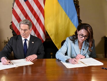 El secretario del Tesoro de Estados Unidos, Scott Bessent, y la vice primera ministra ucrania y titular de Economía, Yulia Sviridenko, firman en la tarde del miércoles en Washington el acuerdo sobre explotación de recursos naturales de Ucrania. 