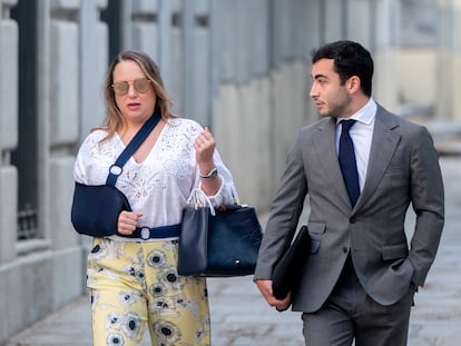 La empresaria Leonor González Pano, y su abogado, llegan al Tribunal Supremo este miércoles.