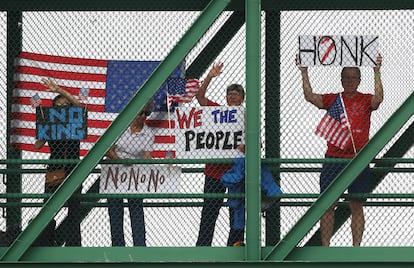 Manifestantes participan en la protesta desde un puente en Arlington, Virginia.