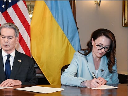 El secretario del Tesoro de Estados Unidos, Scott Bessent y la ministra de Economía ucrania, Yulia Sviridenko, firman el acuerdo de explotación de minerales del país europeo, el 30 de abril de 2025, en una imagen oficial. 
