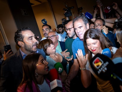 Leire Díez y Víctor de Aldama (a la izquierda), este miércoles en un hotel de Madrid.