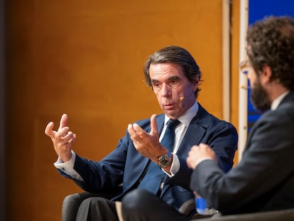 José María Aznar, junto al director de 'El Mundo', Joaquín Manso, el pasado día 29 en un acto de FAES.
