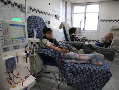 Niños palestinos conectados a máquinas de diálisis del hospital infantil Abdel al-Rantisi, este jueves en Gaza.
