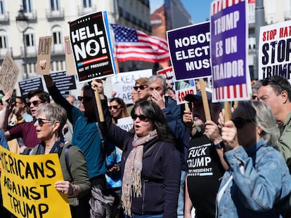 Protesta convocada por el Partido Demócrata de Estados Unidos contra la Administración de Trump, este sábado en Madrid.