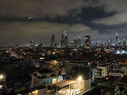 Misiles iraníes dirigiéndose a objetivos en Tel Aviv, este sábado.