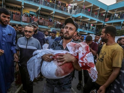 Un desplazado palestino llevaba en brazos el cuerpo de su hijo muerto en un ataque israelí contra una escuela de la UNRWA en el campamento de Nuseirat, en Gaza, el 11 de septiembre de 2024. 