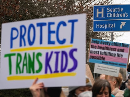 Manifestación en apoyo a los menores trans frente al Children's Hospital de Seattle, el 8 de febrero.