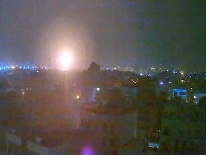 Una cámara de seguridad capta dos explosiones en Teherán durante el ataque de Israel contra Irán