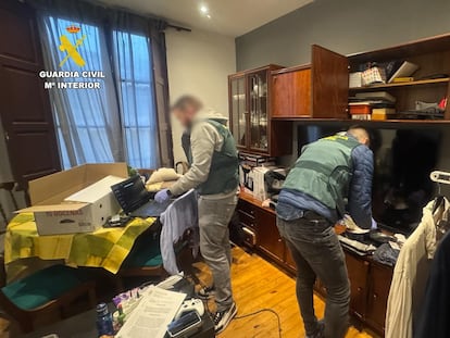 Registro de una vivienda en búsqueda de pornografía infantil.
