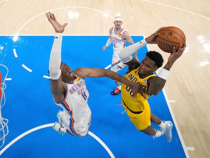 Bennedict Mathurin entra a canasta ante Jalen Williams en el partido de este miércoles.