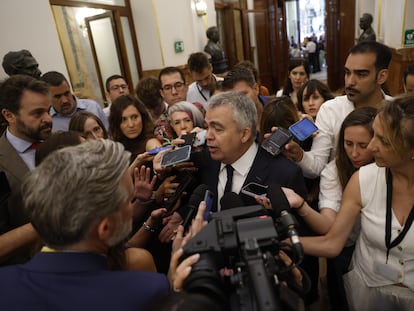 El secretario de organización del PSOE, Santos Cerdán, atiende a la prensa a su llegada al Congreso este jueves. 