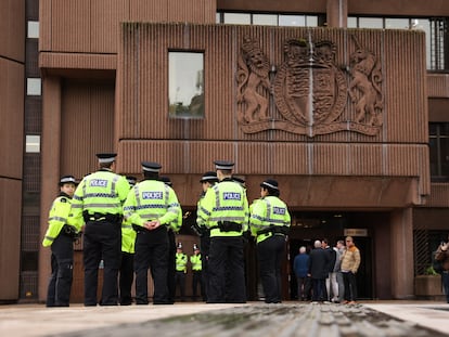 Policías a la puerta del tribunal de Liverpool donde compareció Paul Doyle este viernes pasado.