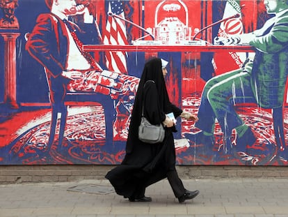 Una mujer camina junto a un mural cerca de la embajada de EE UU en Teherán (Irán) este sábado.