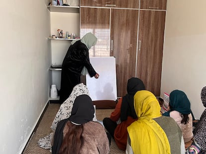 Una clase en una escuela clandestina para niñas en Afganistán, en una imagen cedida por la organización Femena.