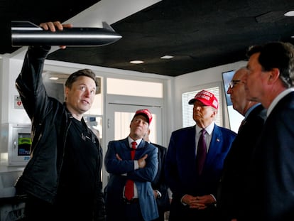Elon Musk en una visita junto a Donald Trump a la sala de control del megacohete SpaceX Starship en Brownsville (Texas), el pasado noviembre.