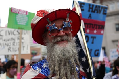 Un hombre vestido con la bandera de Estados Unidos en las protestas del 'No Kings Day' en Filadelfia, Pensilvania.