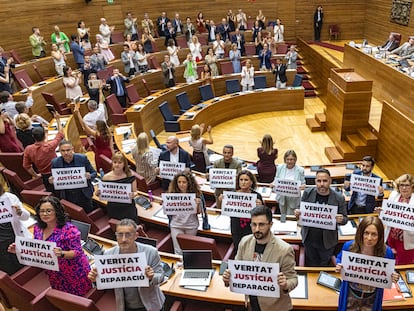 La oposición muestra carteles contrarios a la aprobación de la Ley de Concordia en las Cortes valencianas en julio de 2024. 