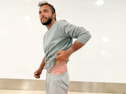 Thiago Ávila, activista brasileño de la Flotilla de la Libertad expulsado por Israel, al llegar al aeropuerto de Madrid. 