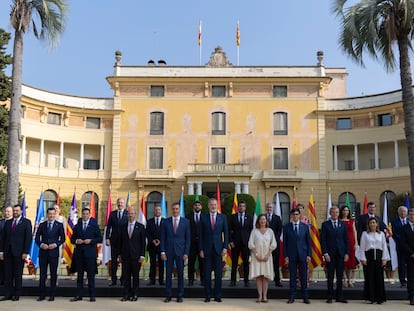 Foto de familia de los asistentes a la Conferencia de Presidentes con el Rey, este viernes en Barcelona.
