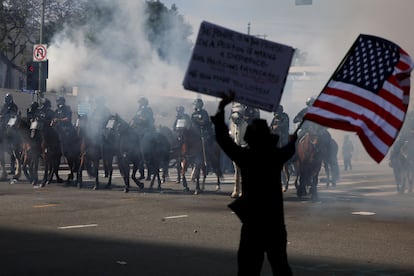 Un manifestante ondea una bandera en Los Ángeles, California.
