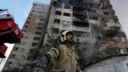 Un bombero trabaja en una de las zonas afectadas por el bombardeo israelí sobre Teherán (Irán), este viernes.
