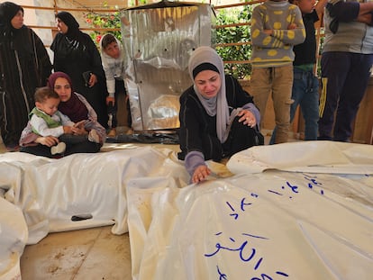 Familiares de gazatíes muertos en un bombardeo israelí velan sus cuerpos este miércoles en el Hospital Nasser, en Jan Yunis.