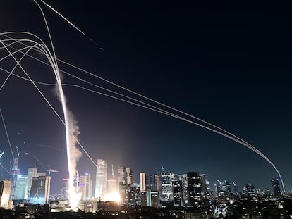 Misiles de defensa israelí tratan de repeler el ataque iraní sobre Tel Aviv, este viernes.