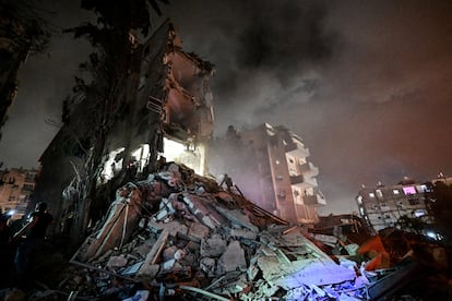 Personal de rescate israelíes trabajan en un edificio residencial tras un ataque con misiles lanzado desde Irán contra Israel, este domingo. 