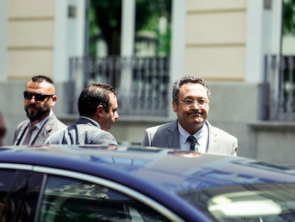 El fiscal general del Estado, Álvaro Ortiz, a su salida del Consejo General del Poder Judicial, este lunes. 