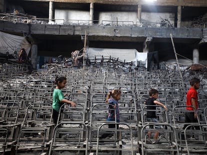 Infants palestins desplaçats juguen a la Universitat Islamica, a Gaza