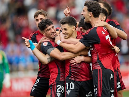 Los jugadores del Mirandés celebran el gol.