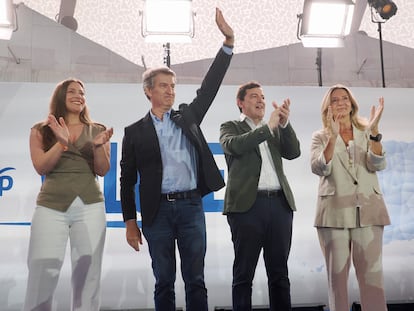 El presidente del PP, Alberto Núñez Feijóo (segundo desde la izquierda) y el presidente de Castilla y León, Alfonso Fernández Mañueco (a su lado), este viernes en un acto en Valladolid.
