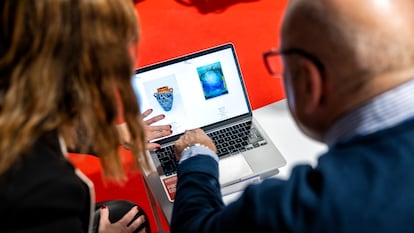 Elisa Hernando le muestra a Eduardo Rodríguez las propuestas que han preparado para él, todas por debajo de su presupuesto máximo y acordes con sus gustos estéticos y con la intención del coleccionista.