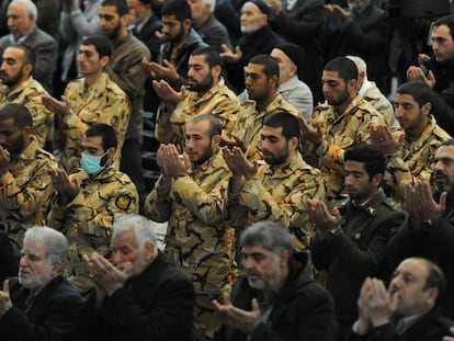 Miembros de la Guardia Revolucionaria durante el rezo de los viernes en Teherán, en una imagen de 2016. 