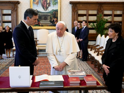 El Papa recibía al presidente del Gobierno, Pedro Sánchez, y a la embajadora española en el Vaticano, Isabel Celaá, el 11 de octubre de 2024.