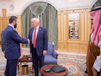 El presidente interino sirio, Ahmed al Shara, estrecha la mano de Trump, junto al heredero saudí, Mohamed Bin Salmán, este miércoles en Riad.