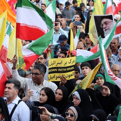 TEHRAN (IRAN(Islamic Republic Of)), 14/06/2025.- Iranians attend an anti-Israel rally in Tehran, Iran, 14 June 2025. Israel launched strikes on Iran's nuclear and military facilities on 13 June, targeting top generals and scientists. In retaliation, Iran launched waves of missiles and drones toward Israel. (Teherán) EFE/EPA/ABEDIN TAHERKENAREH
