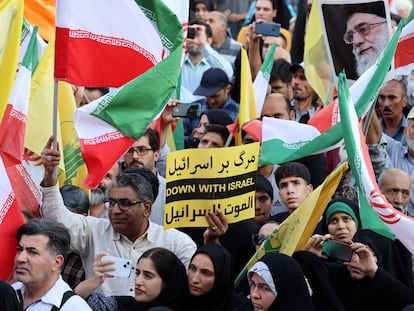 TEHRAN (IRAN(Islamic Republic Of)), 14/06/2025.- Iranians attend an anti-Israel rally in Tehran, Iran, 14 June 2025. Israel launched strikes on Iran's nuclear and military facilities on 13 June, targeting top generals and scientists. In retaliation, Iran launched waves of missiles and drones toward Israel. (Teherán) EFE/EPA/ABEDIN TAHERKENAREH
