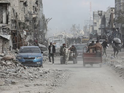 Decenas de palestinos caminan entre las ruinas de la ciudad de Rafah, el pasado 20 de enero.