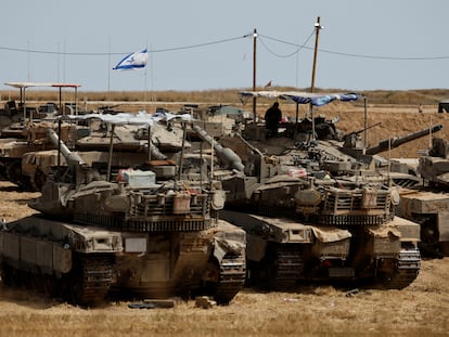 Tanques israelíes junto a la frontera con la franja de Gaza, este sábado.
