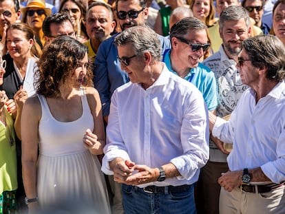 Feijóo, Ayuso y Aznar, este domingo en la plaza de España de Madrid.
