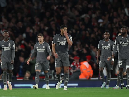 Los jugadores del Real Madrid tras el gol de Declan Rice este martes.