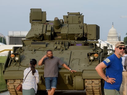 Un vehículo militar blindado, este jueves en Washington, con el Capitolio al fondo.