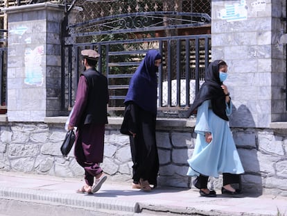 Dos afganas en una calle de Kabul, el pasado 25 de agosto.