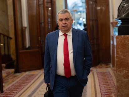 El secretario de Organización del PSOE y diputado, Santos Cerdán, llega a una sesión plenaria, en el Congreso de los Diputados, a 8 de mayo de 2025, en Madrid.
