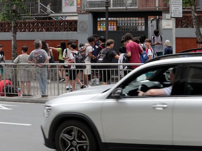 Un coche tipo SUV pasa este miércoles junto a un centro educativo en el barrio de Indautxu, en Bilbao. 