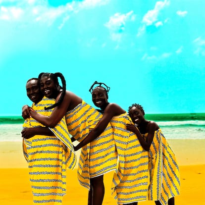 'Abrazo del patrimonio', donde las mujeres están envueltas en las tradicionales telas ghanesas kente.